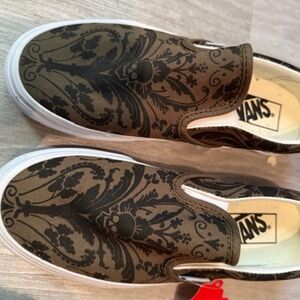 Skull design vans new with tags 7 women 5.5. kids